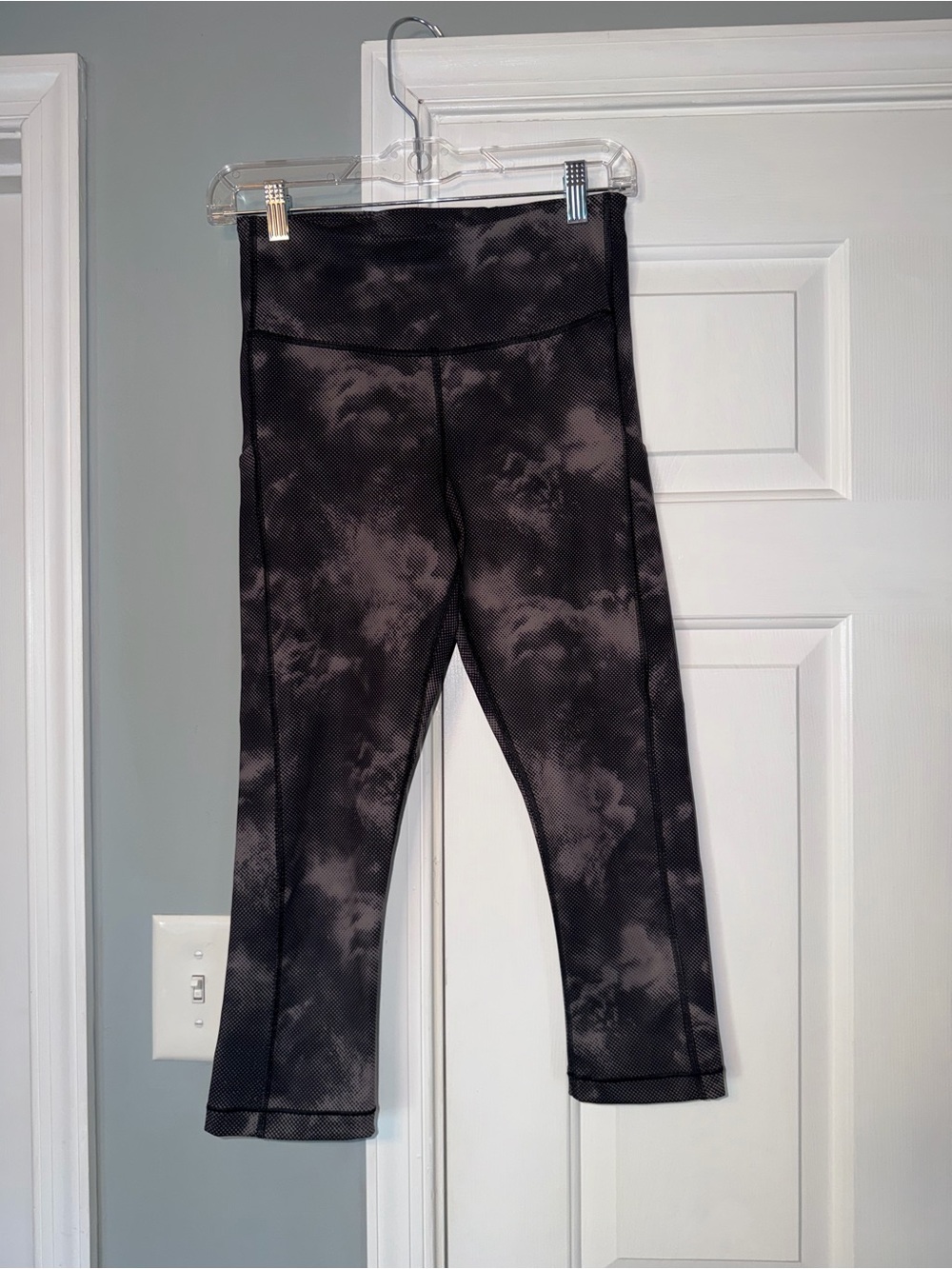 ATHLETA Ultimate Stash Pocket Printed Capri Leggings Black Grey Camo S